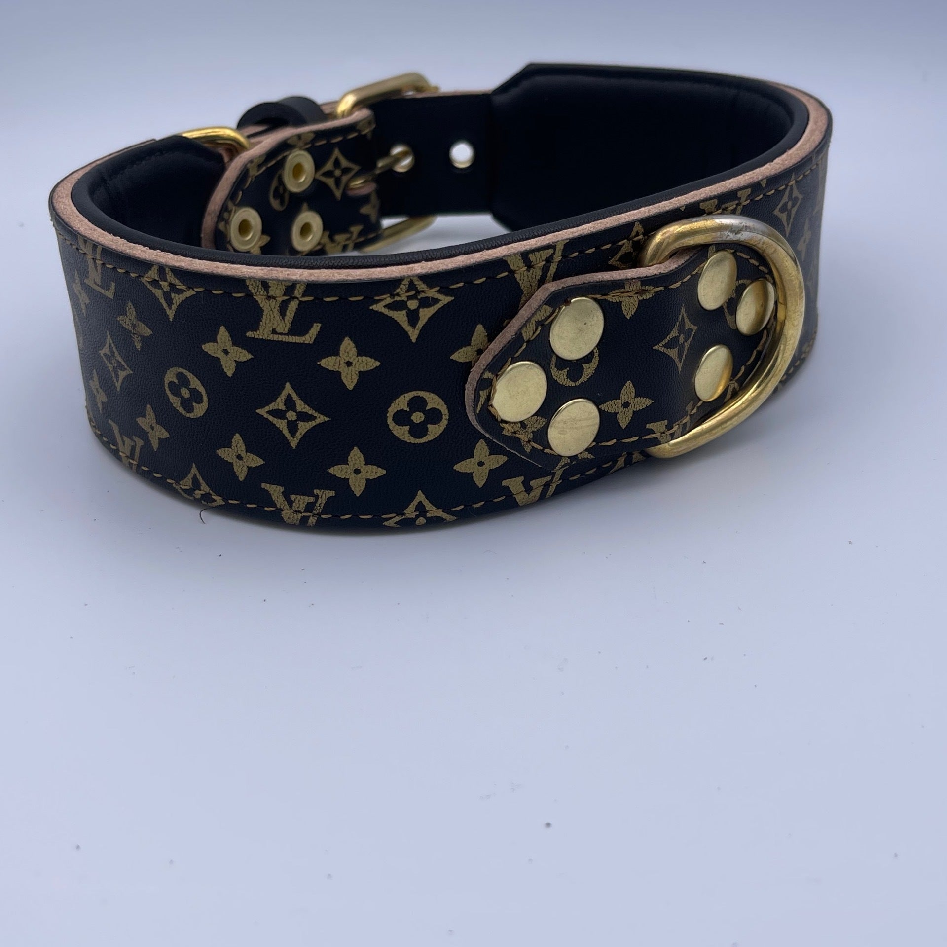 LARGE LV COLLAR. BLACK WITH GOLDEN LETTERS