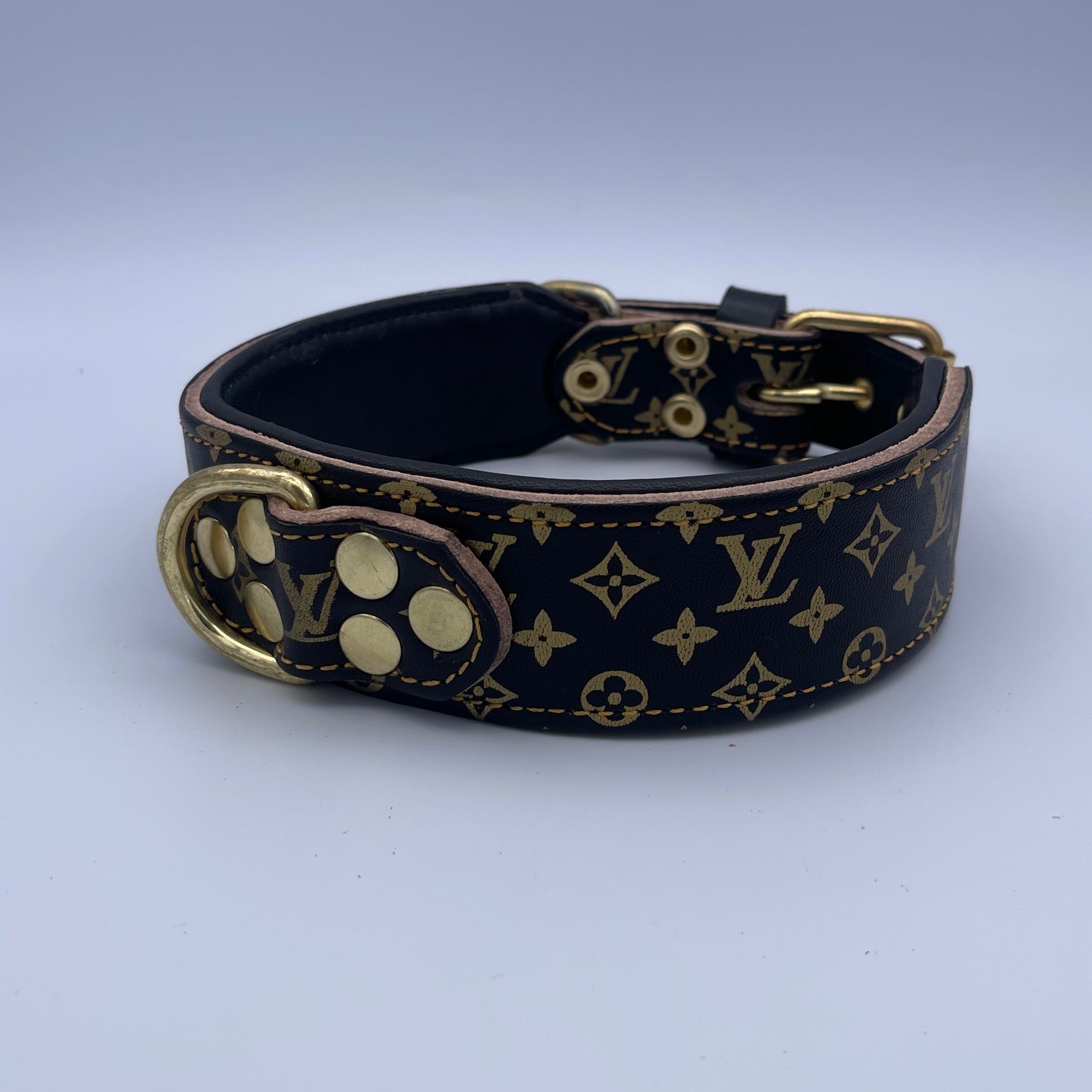 LARGE LV COLLAR. BLACK WITH GOLDEN LETTERS